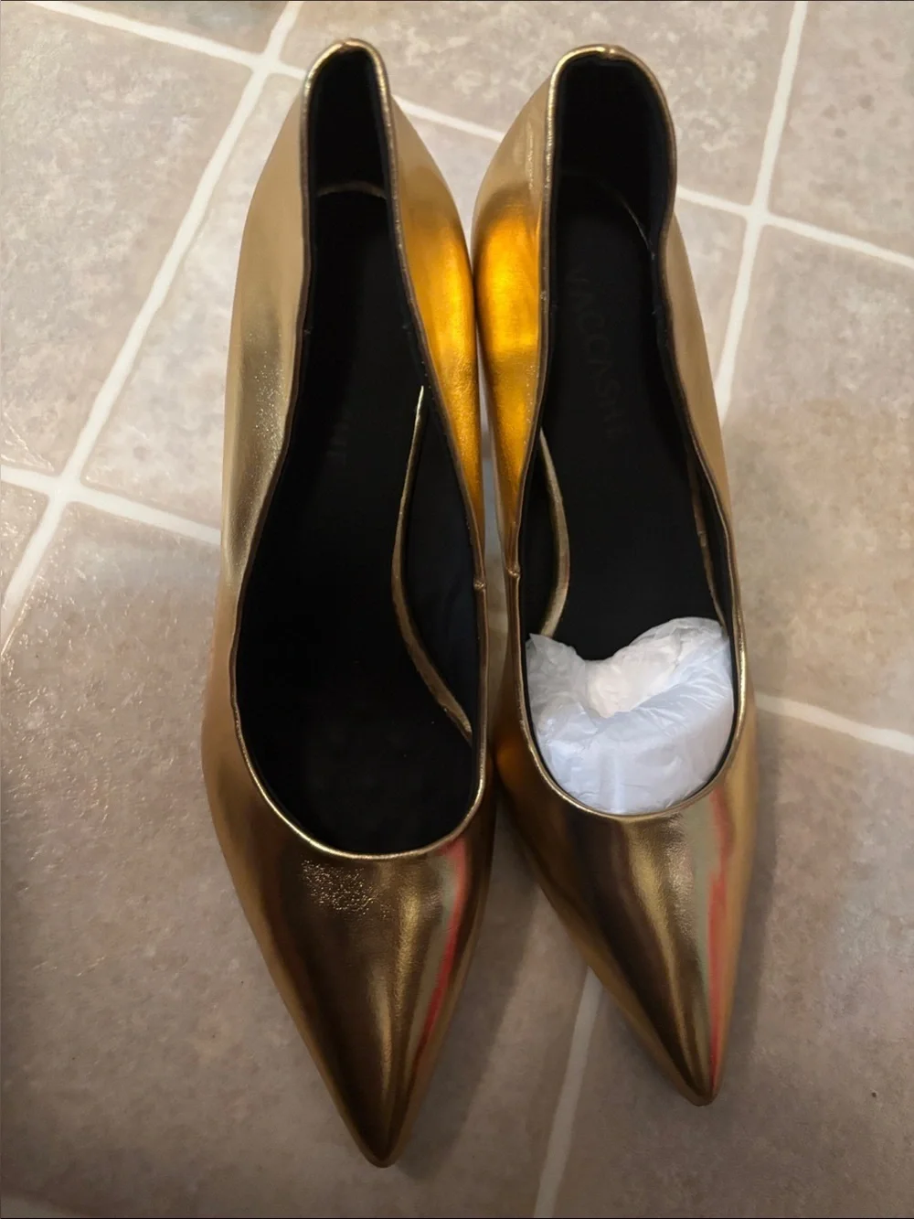 VACCASHE Gold Pointed-Toe Kitten Heel